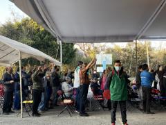 Adultos mayores se ejercitan en sala de espera para vacunación. Fotografía: Camila Danae Arana Flores.