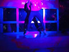 GoGo´s baila con careta y sana distancia como parte de la Nueva Normalidad. Fotografía: Juan Daniel Álvarez Hernández.