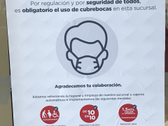 Aviso Uso de cubrebocas obligatorio, Banorte sucursal Plaza Universidad. Fotografía: Juan Daniel Álvarez Hernández.