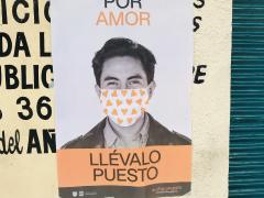 Cartel Por amor llévalo puesto, Colonia Roma, Ciudad de México. Fotografía: Juan Daniel Álvarez Hernández.