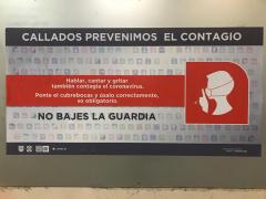 Cartel Callados prevenimos el contagio, estación Parque de los Venados, Metro, CdMx. Fotografía: Juan Daniel Álvarez Hernández.