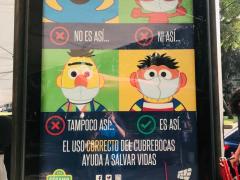 Cartel El uso correcto del cubrebocas ayuda a salvar vidas", con personajes de Plaza Sésamo. Fotografía: Juan Daniel Álvarez Hernández