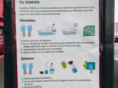 Cartel con recomendaciones para desinfectar tu dinero. Fotografía: Juan Daniel Álvarez Hernández