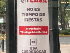 Cartel en mampara “Quédate en casa no es tiempo de fiestas", Parque de Los Venados. Fotografía: Juan Daniel Álvarez Hernández.