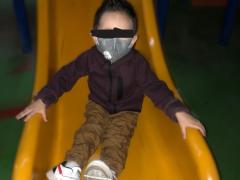Niño en área de juegos, Coyoacán, CdMx. Fotografía: Andrea Álvarez Rodríguez.