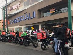Repartidores de Rappi y Uber Eats espera su turno para entregar pedidos. Fotografía: Andrea Álvarez Rodríguez.