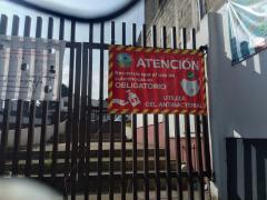 Lona Atención recuerdo que el uso de cubrebocas es obligatorio, Centro de Salud Comunitario Acopilco, CdMx. Fotografía: Diana Elena Arredondo Linares.