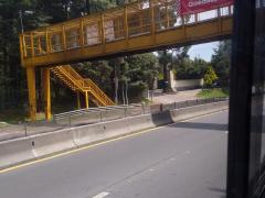 Lona Alerta por COVID-19 en puente peatonal a la altura de Ocotal, autopista México-Toluca. Fotografía: Diana Elena Arredondo Linares.