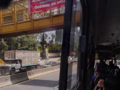 Lona Alerta por COVID-19 en puente peatonal a la altura de Ocotal, autopista México-Toluca. Fotografía: Diana Elena Arredondo Linares.