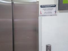 Instrucciones para usar elevador, Aeropuerto Internacional de la Ciudad de México. Fotografía: Diana Elena Arredondo Linares.