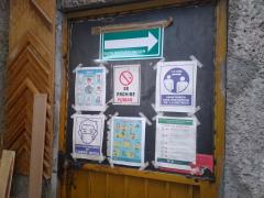 Avisos de prevención contra contagios COVID-19 en carpintería "El Yaqui", Cuajimalpa de Morelos. Fotografía: Diana Elena Arredondo Linares.