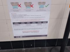 Cartel que sugiere el uso correcto del cubrebocas, metro Tacubaya, CdMx. Fotografía: Diana Elena Arredondo Linares