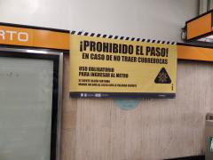 Lona ¡Prohibido el Paso¡ En caso de no traer cubrebocas, estación Barranca del Muerto, Metro, CdMx. Fotografía: Diana Elena Arredondo Linares.