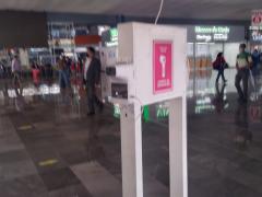 Termómetro digital en la entrada de la Central de Autobuses del Poniente. Fotografía: Diana Elena Arredondo Linares