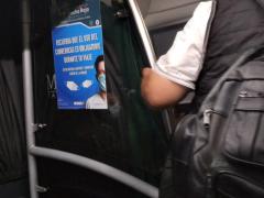 Cartel sobre uso de cubrebocas en autobús Flecha Roja. Fotografía: Diana Elena Arredondo Linares.