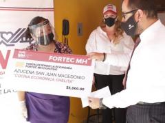Victor Romo, alcalde de Miguel Hidalgo, entrega apoyo a Cocina Económica Chelita. Fotografía: Milenio Diario.