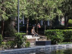 Mujer medita en banca de parque Lincoln, colonia Polanco. Fotografía: Duilio Rodríguez.