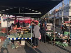 Comerciantes de frutas y verduras siguen vendiendo en la calle Aldama, a unos metros del Ayuntamiento de Iztapalapa. Fotografía: Duilio Rodríguez.