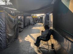 Vigilancia de los puestos ambulantes en el Jardín Cuitláhuac de Iztapalapa. Fotografía: Duilio Rodríguez.