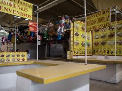 Locales de tostadas dentro del Mercado de Coyoacán. Fotografía: Miguel Tovar.