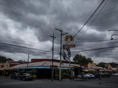 Toma exterior del Mercado de Coyoacán bajo el cielo nublado. Fotografía: Miguel Tovar.