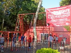 Panorámica de parque con señalizaciones de afluencia. Fotografía: Luis Berrera.