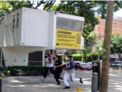 Jóvenes hacen ejercicio con cubrebocas en vía pública. Fotografía: Luis Berrera.