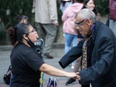 Desde hace tres meses al menos, cientos de personas de la tercera edad se dan cita en plazas públicas de Ciudad de México para improvisar pistas de baile, pese a las recomendaciones de no reunirse por la pandemia. La covid ha causado el cierre de los salones y, con ello, la falta de una importante posibilidad de recreo para esta población. Fotografía: Arturo Contreras Camero.