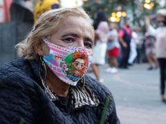 Desde hace cuatro meses Natalia baila en los parques, antes bailaba en los salones, pero los cerraron y ni modo de quedarnos sin bailar. Fotografía: Arturo Contreras Camero.