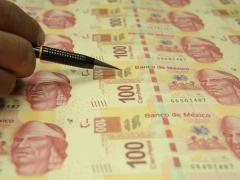 Fotografía de Clarouscuro con impresión de billetes de 100 pesos.