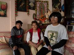 Elena y sus nietos en la sala de su hogar. Foto: María Ruiz
