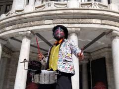 Protestan músicos y artistas callejeros.