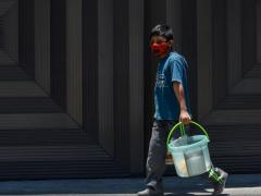 Niño con cubrebocas y productos para vender. Fotografía: Animal Político.