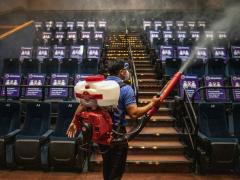 Desinfección de una sala de cines. Imagen propiedad de AFP. 
