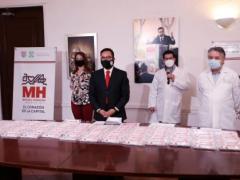 Alcalde y equipo frente a kits de prevención COVID. Fotografía: Cortesía para ABC Noticias.