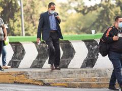 Trabajadores caminando a su centro laboral.