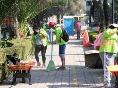 Personas hacen trabajo de limpieza en la CDMX. Fotografía: María Luisa Severiano.