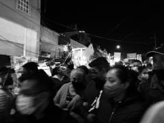 Adultos buscan juguetes en víspera de Reyes Magos, calle Joaquín Herrera. Fotografía: María Ruiz e Isabel Briseño.