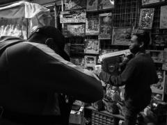 Benjamín compra un Nenuco para su hija. Fotografía: María Ruiz e Isabel Briseño.