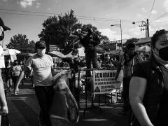 Gente recorre Tepito para sus compras. Fotografía: Isabel Briseño.