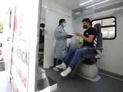 Paciente y médico dentro de la Unidad Médica.
