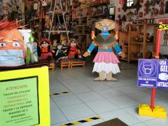 Comercio de venta de artesanías con aviso sobre medidas de sanidad. Fotografía: Mónica Vázquez Ruiz.