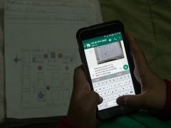 Uriel, nivel primaria, envia sus tareas vía WhatsApp. Fotografía: Isabel Briseño.