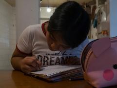 Jacqueline, nivel secundaria, realiza sus tareas. Fotografía: Isabel Briseño.