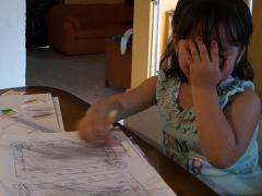 Ingrid, nivel preescolar, llora al realizar sus tareas. Fotografía: Isabel Briseño.