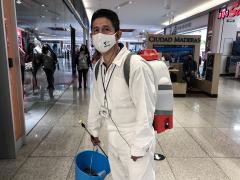 Héctor, encargado de desinfectar el centro comercial. Fotografía: Duilio Rodríguez.