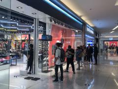 Gente espera para entrar a los comercios de la plaza Parque Delta. Fotografía: Duilio Rodríguez.