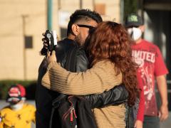 Pareja se besa sin importar la emergencia sanitaria. Fotografía: Isabel Briseño.