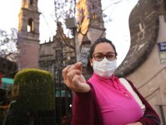 Devota con su bolsita de ceniza. Foto de Juan Carlos Bautista.