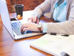 Mujer en la computadora. Fotografía: Pixabay.